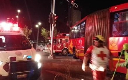 Video Dos Unidades De Metrob S Chocan En El Cruce De La Avenida