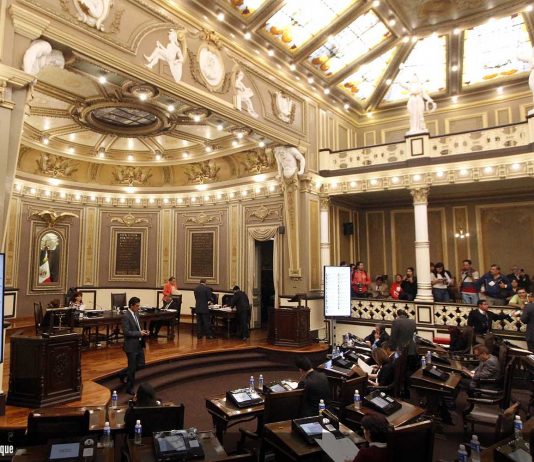 PUEBLA Pue., 01 Julio 2015.- Mario Rincón y Pablo Montiel Solana durante la Sesión Ordinaria del Congreso del Estado.